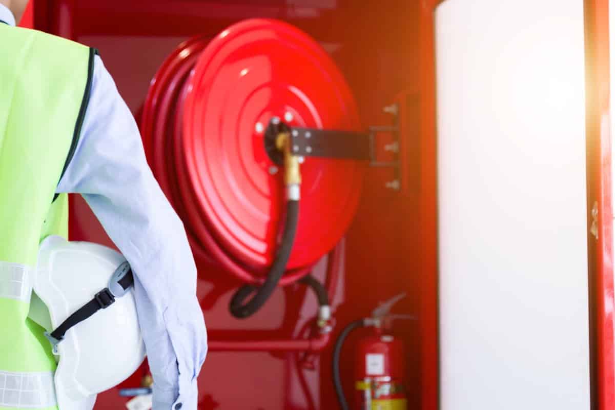 Primer Plano De La Tuberia Roja(1)(1)